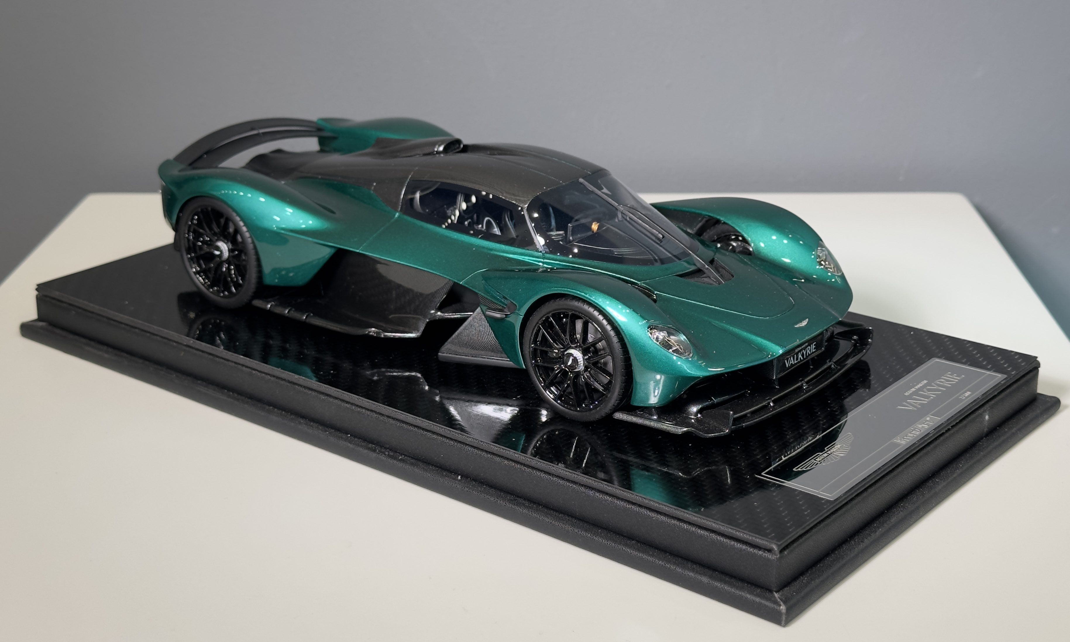 Resin car model for gift buyers