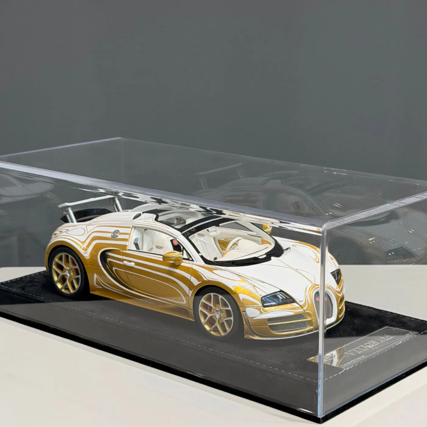 Bugattti Veyron 16.4 – white & gold